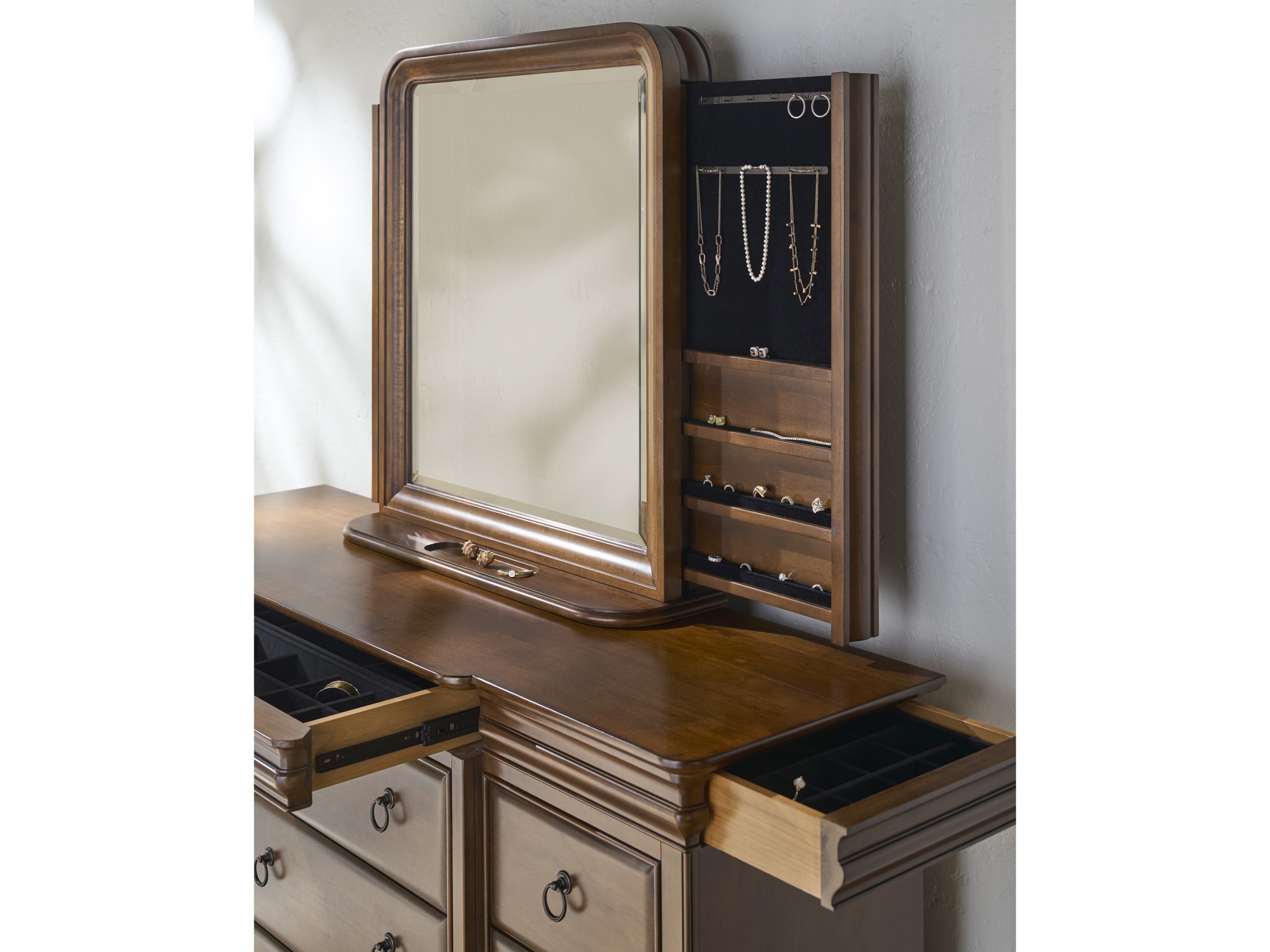 Drawer Dresser - Multiple item room scene