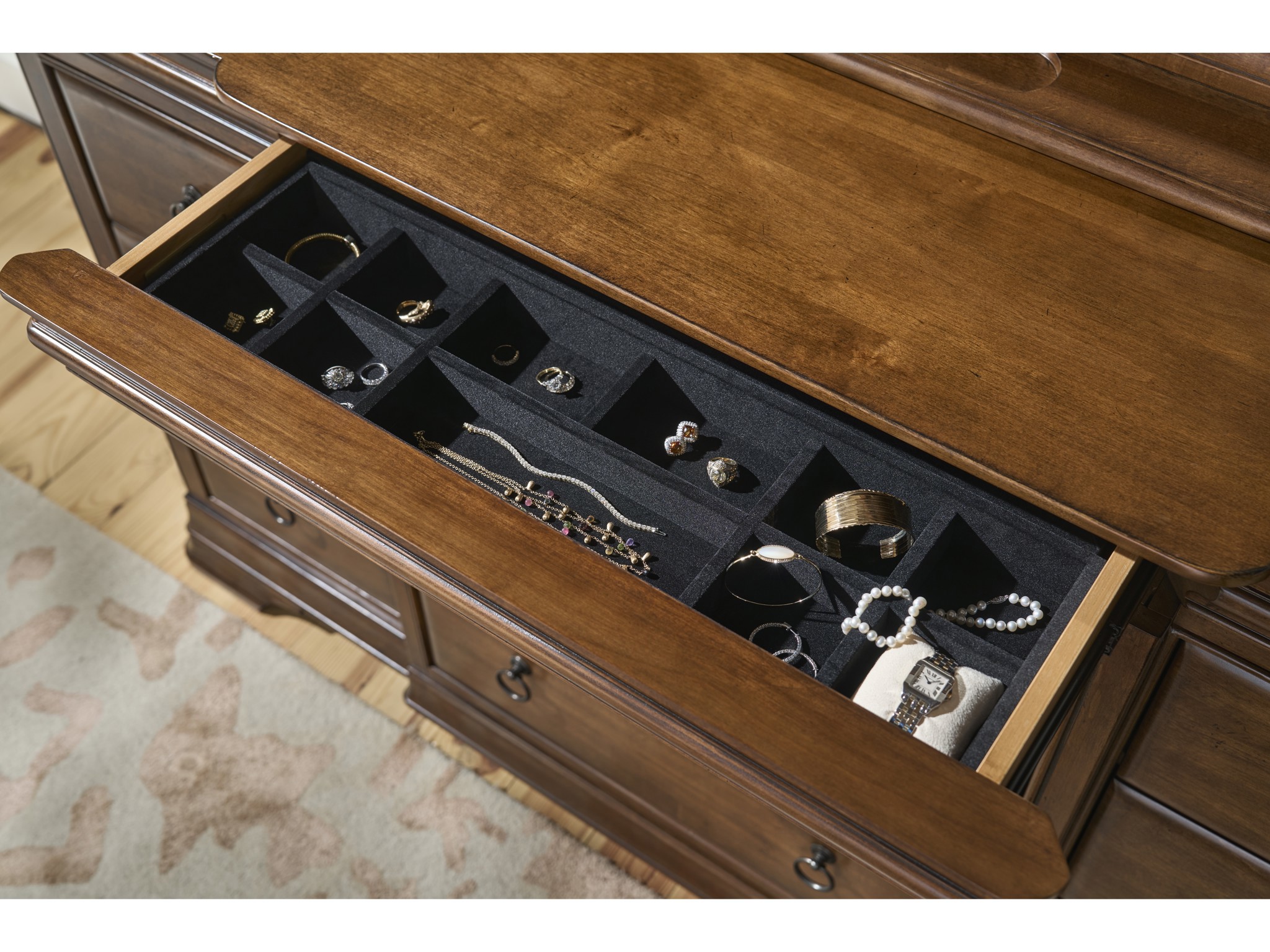 Drawer Dresser - Multiple item room scene