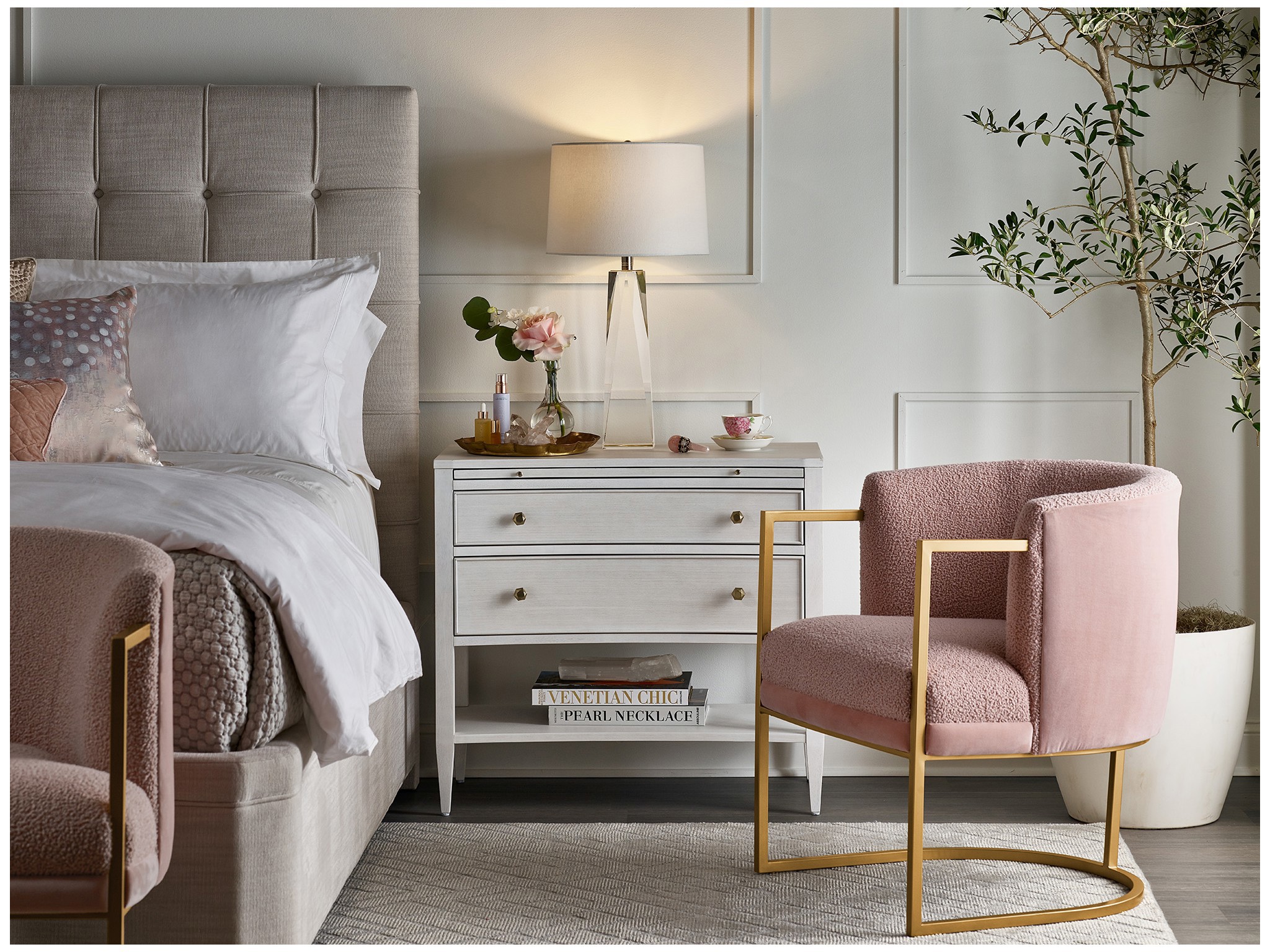 Uptown Queen Bed - Multiple item room scene