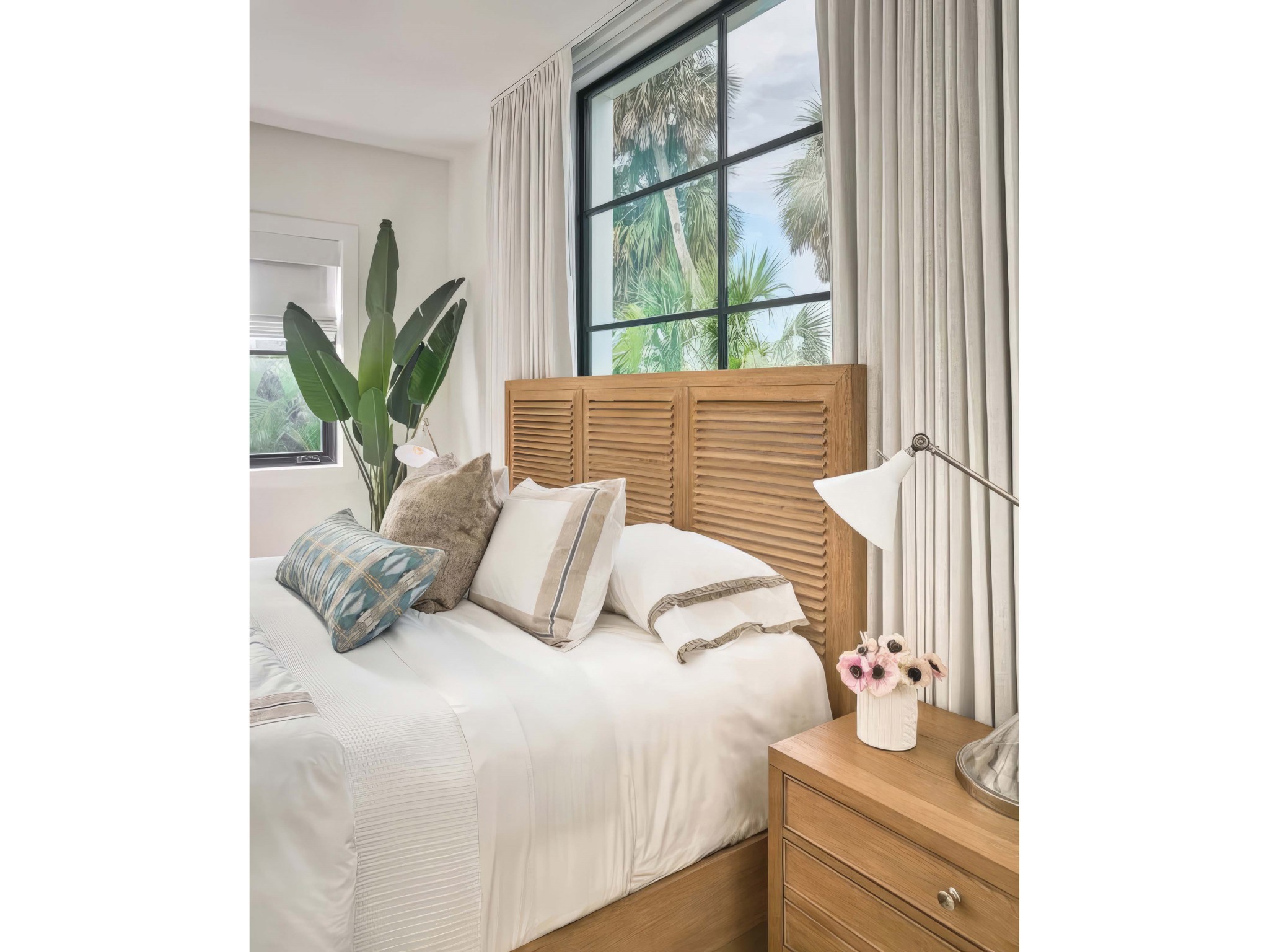 Weekender Bed King - Multiple item room scene