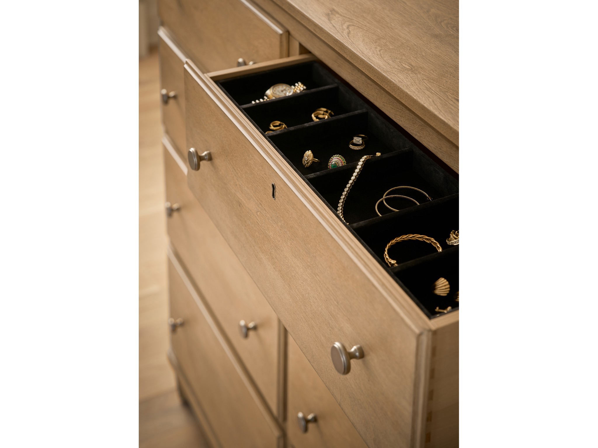 Brindle Chest - Multiple item room scene