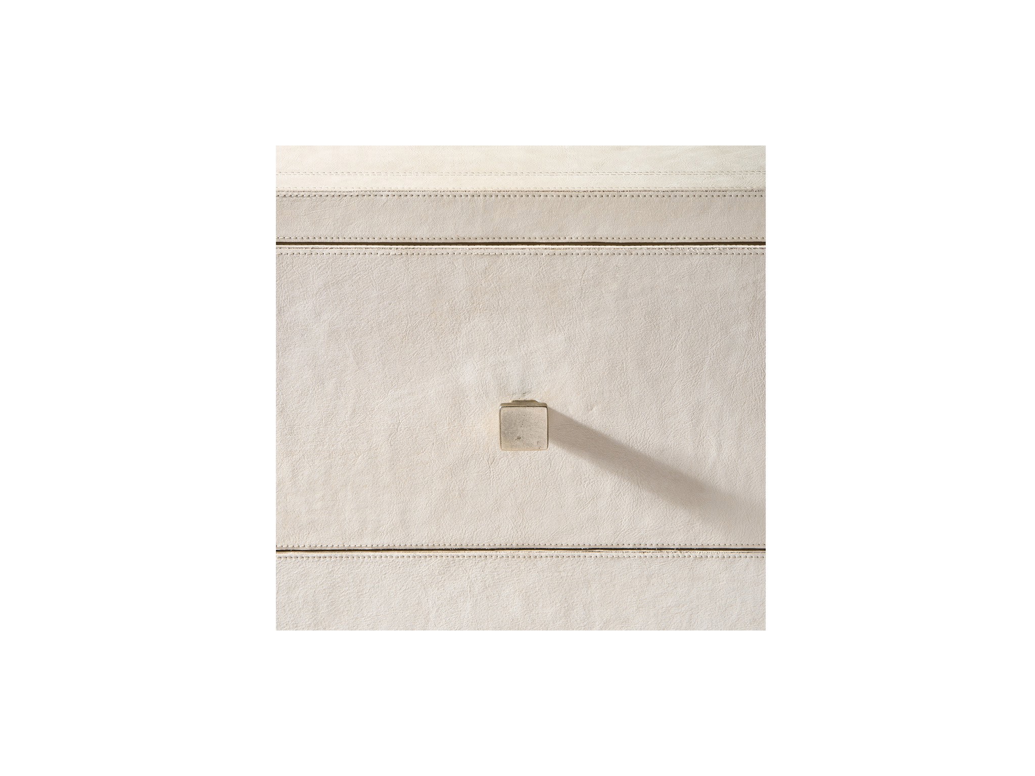 Lira Dresser - Multiple item room scene