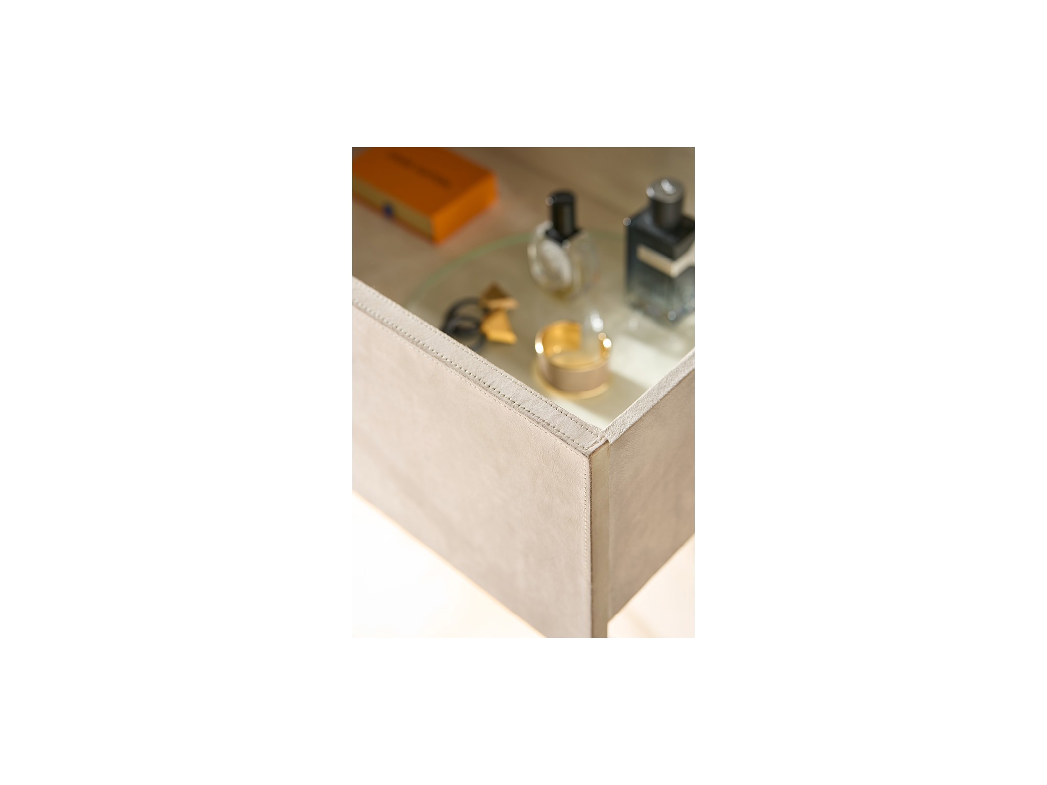 Lira Dresser - Multiple item room scene