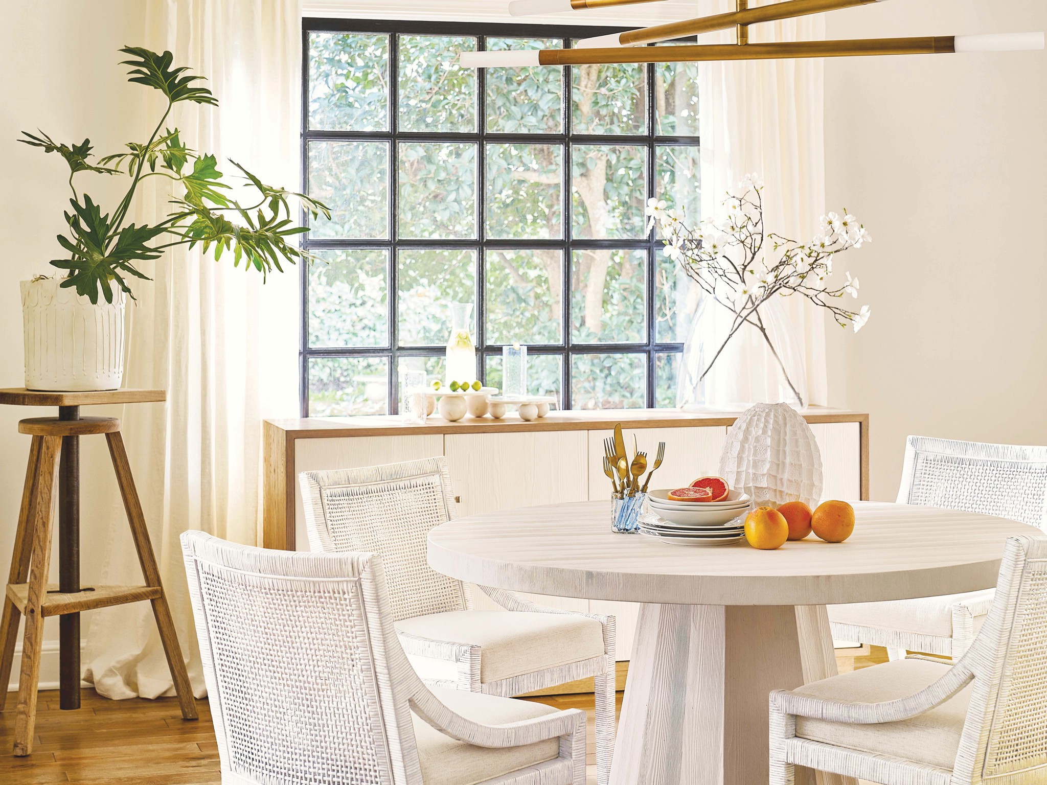 Mackinaw Round Dining Table - Multiple item room scene